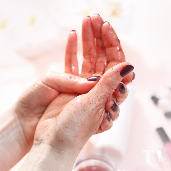 Applicazione dello scrub sulle mani per togliere le cellule morte in eccesso