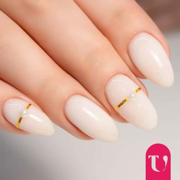 Unghie Milky nails color bianco e oro